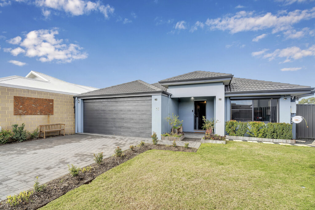 DSC00759 1 1 $685 PER WEEK - 18 Beaufortia Crescent, Baldivis WA 5