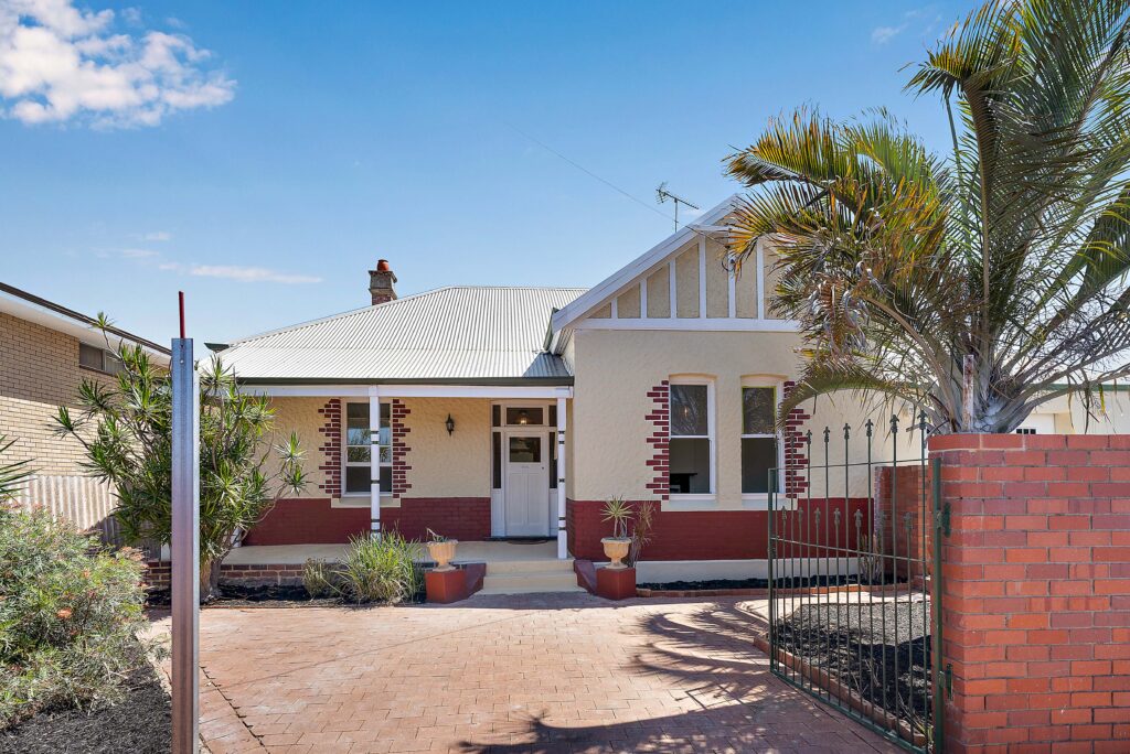 MAX09904 2 $900 PER WEEK - 129 Coode Street, Byswater 3