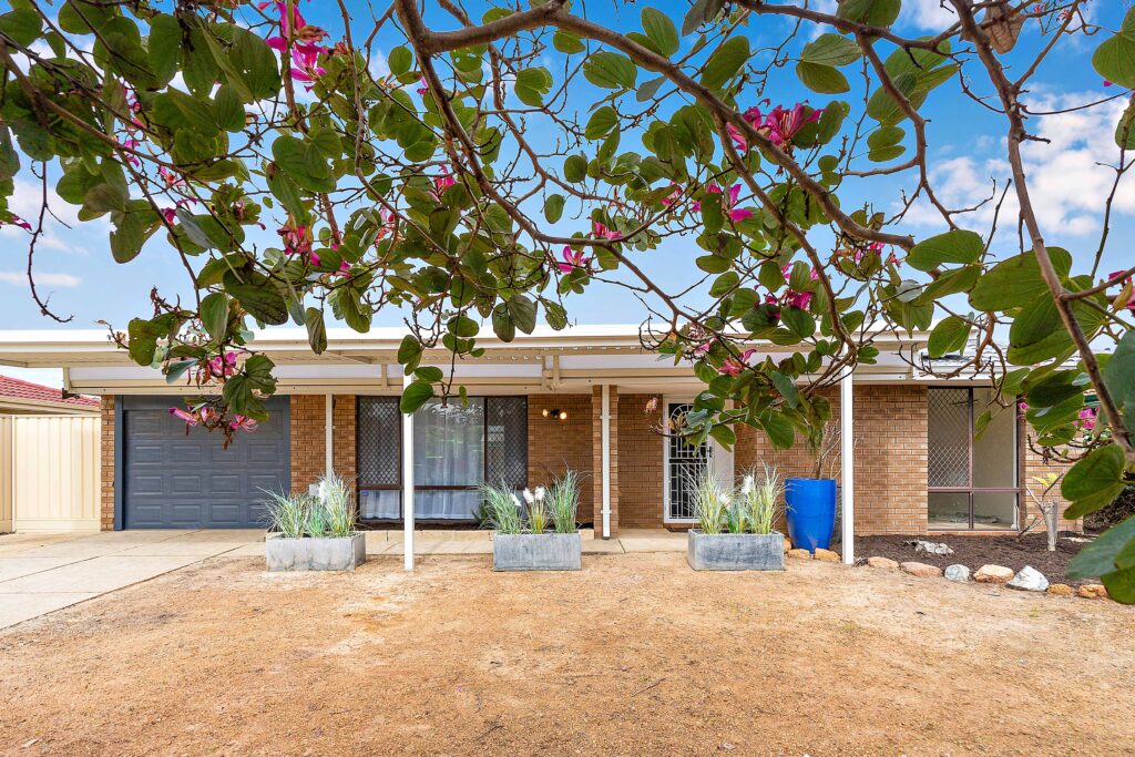 DSC09660 17 Hemingway Drive, Camillo WA 1